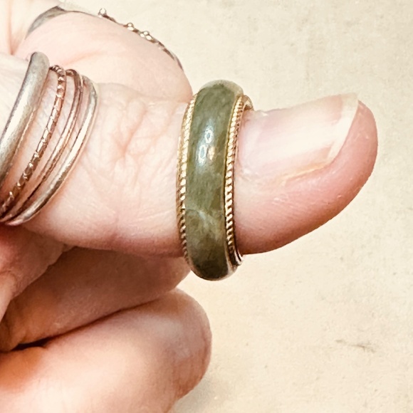 Green Jasper Band in Gold Tone Metal Setting Vintage - Picture 4 of 15